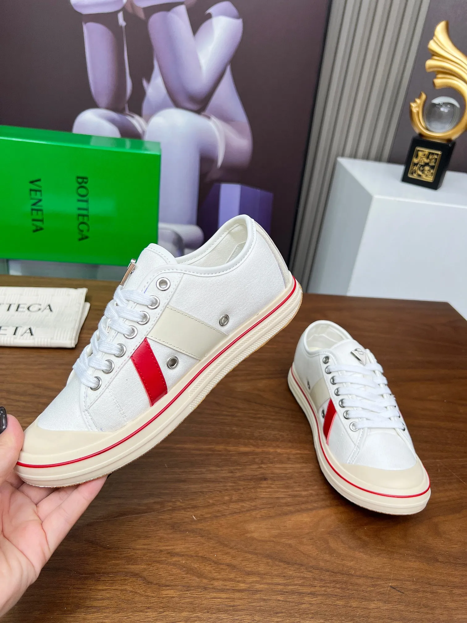 Men's men's shoes 💰500💰 Bottega Veneta BV's latest Eliot series retro basketball shoes casual sports canvas shoes will become gods once it is launched‼ ️ Inspired by retro basketball sneakers, the color combination highlights youthful vitality and perfectly interprets the theme of youth and childlike innocence. The details are also very particular. The summer canvas brings excellent durability and comfort. Designs such as calfskin trim, rubber toe caps and hand-painted retro red lines are full of retro feel. The round toe and convex sole add a modern feel and are suitable for various styles. Easily create a fashionable atmosphere. The upper foot is the focus...can be worn as a couple's shoes...The red lines on each shoe edge are hand-painted, which adds more taste and attitude! ✦Fabric: Original customized high-density canvas + cowhide ✦Inner: original customized breathable canvas ✦Insole: movable latex cowhide insole ✦Sole: original molded non-slip and wear-resistant TPU material ✦Sole thickness: 3cm, low-profile, single shoe ✦Number of sizes: female size 35--40, female 40 is customized and non-returnable❕ ✦Number: male size 39--45, male 45 is customized and non-returnable❗️